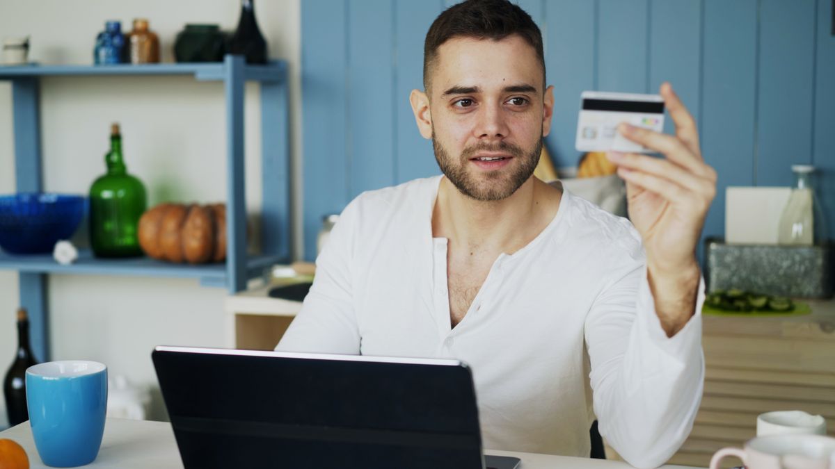 Buyer completing checkout on a clear conversion path